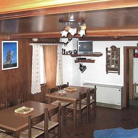 Holiday home Sleeps 16 *